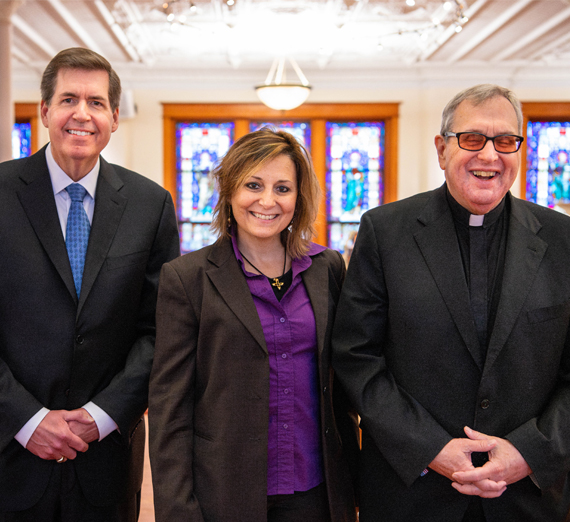 كريستين دياسي أمام الجدار العظيم للصين